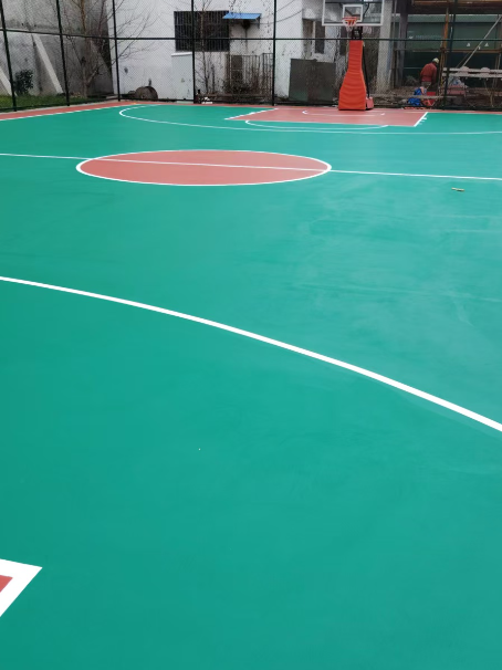 尼木 球场长期使用易出现地面开裂